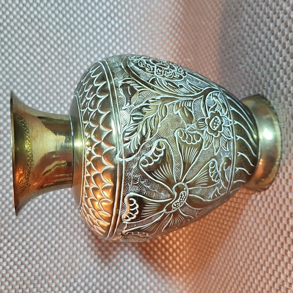 Brass Ornate Hammered Vase Repousse Flowers Leaves White Accent Vintage - Picture 2 of 5